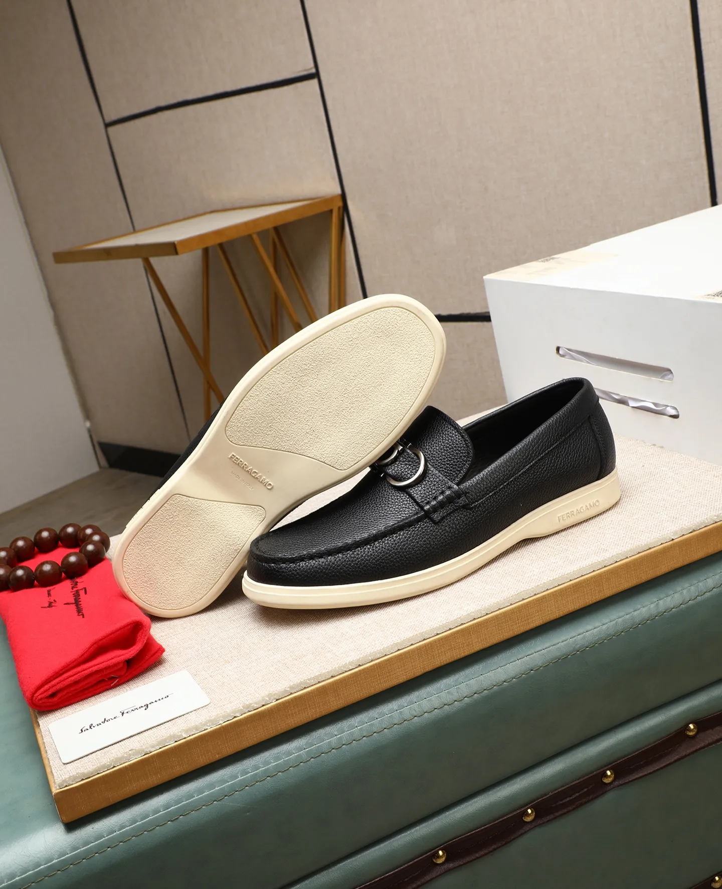 Men's shoes 💰580 📛📛(water-dyed cow lining) Salvatore Ferragamo high-end (Salvatore Ferragamo) is the top international luxury footwear brand. It comes from the fashion kingdom of Italy. It is famous all over the world for its traditional handmade design and novel styles... 🚶🏻🚶🏻New suit shoes are available simultaneously at the counter. This style is purely handmade. The fabric is imported Italian calfskin➕Soft water-dyed cowhide lining. Original authentic outsole🌀🌀Size: 38➖44 (45 46 customized)